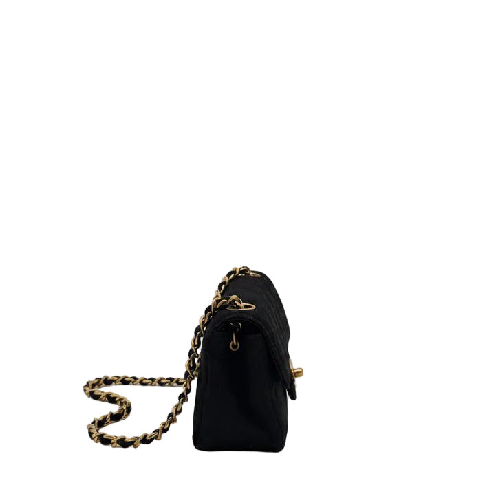 Chanel Tasche Timeless Mini
Square Flap Satin Schwarz mit CC Logo Kettengurt Gold