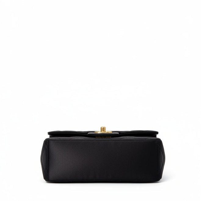 Chanel Tasche Timeless Mini
Square Flap Satin Schwarz mit CC Logo Kettengurt Gold