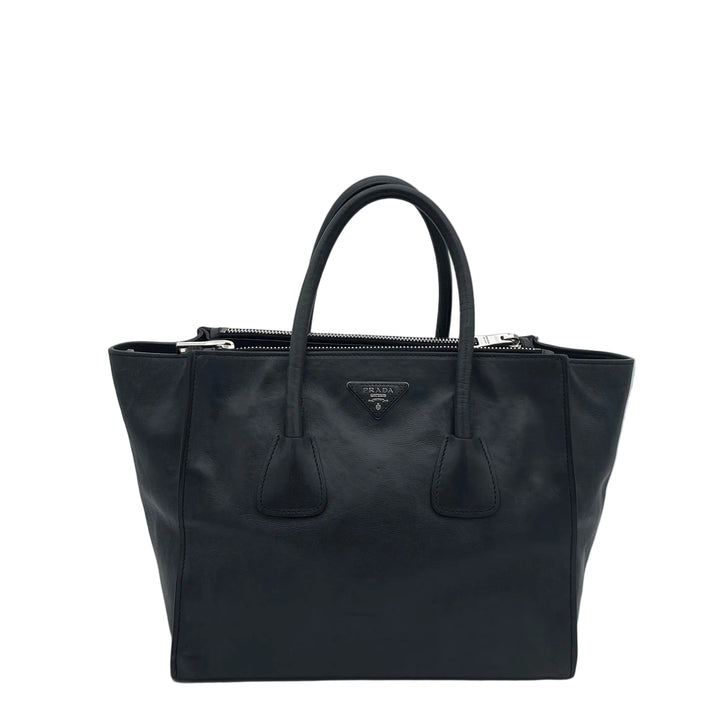 Prada Tasche Glace Twin Pocket
Tote Kalbleder Anthrazit
Prada Logo Hardware Silber mit Schultergurt