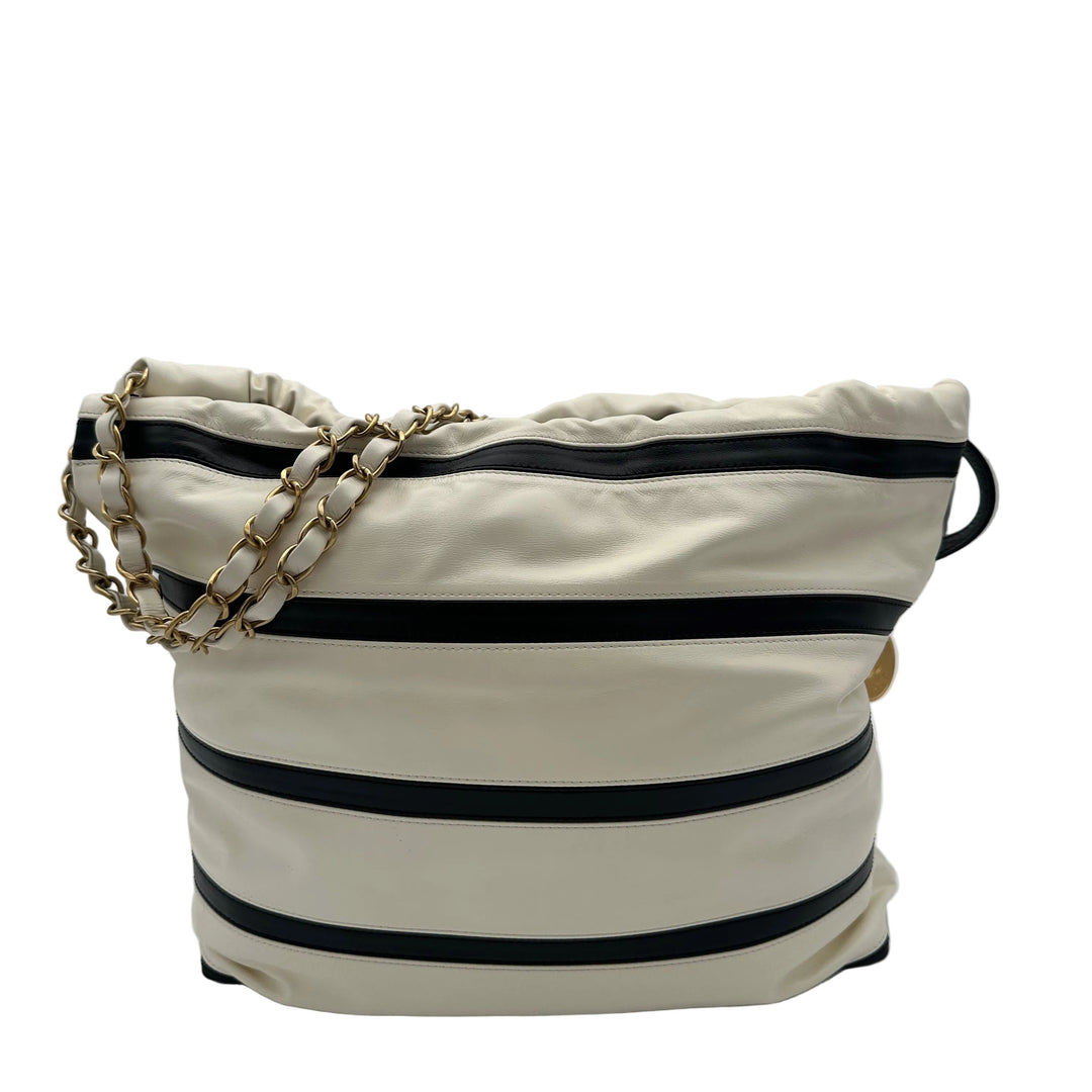 Chanel Tasche 22 Nappa Leder schwarz weiß Medium Hardware Gold