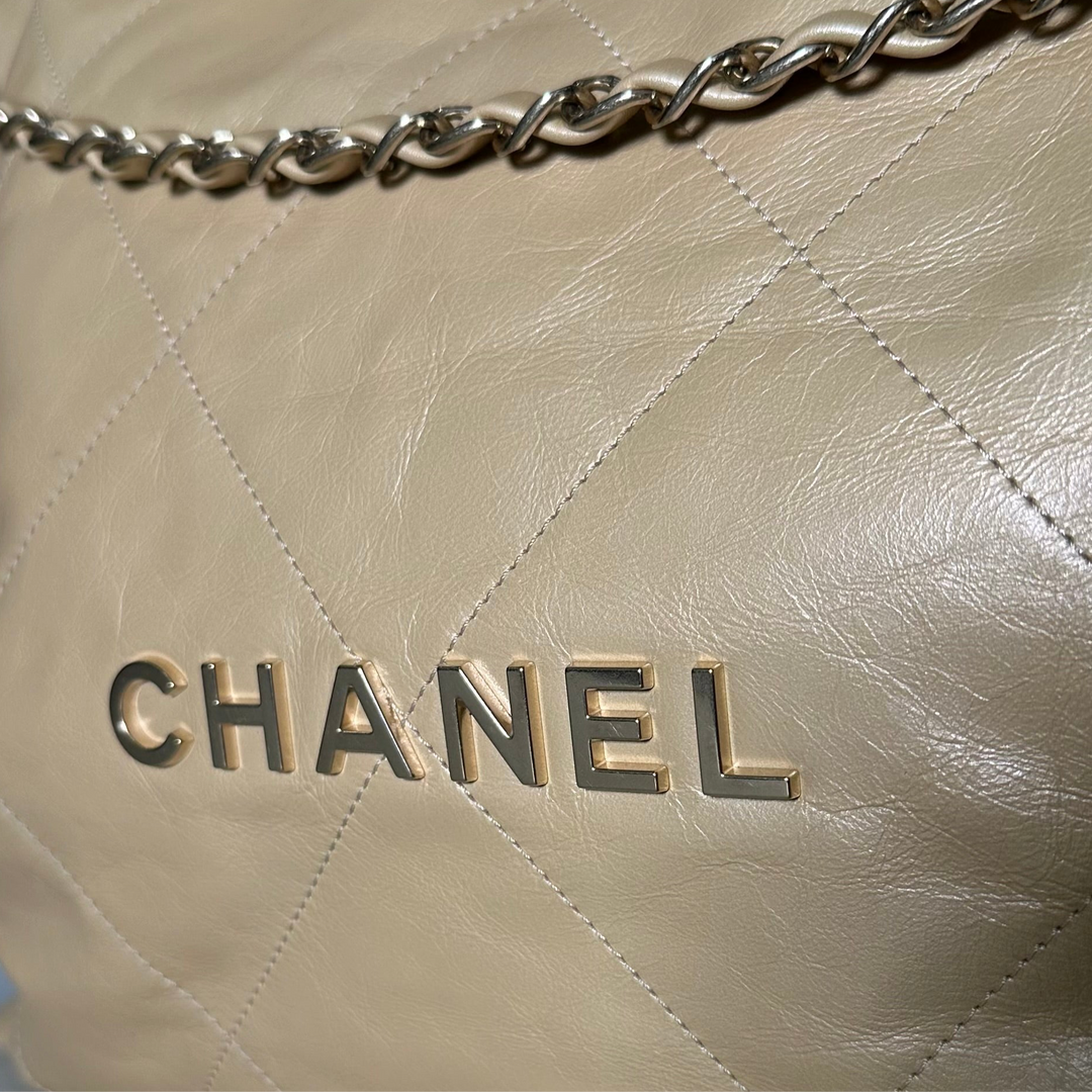 Chanel Tasche 22 Leder Beige Metallic Hardware Eisgold mit Pochette
