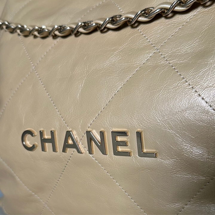 Chanel Tasche 22 Leder Beige Metallic Hardware Eisgold mit Pochette