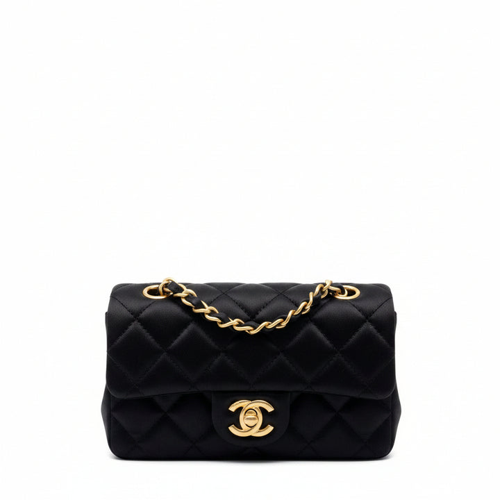 Chanel Tasche Timeless Mini
Square Flap Satin Schwarz mit CC Logo Kettengurt Gold