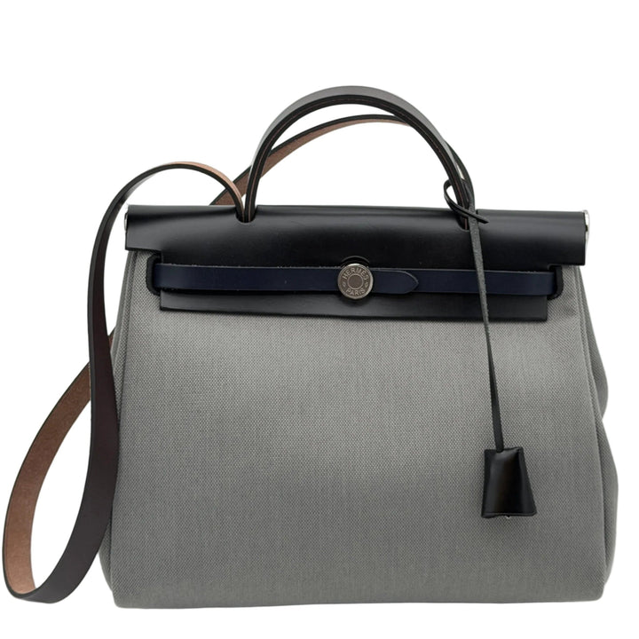 Hermes Herbag Zip 31 Canvas Grau Leder Dreifarbig Schwarz/Dunkelblau/Rotbraun
HW PLD 2024