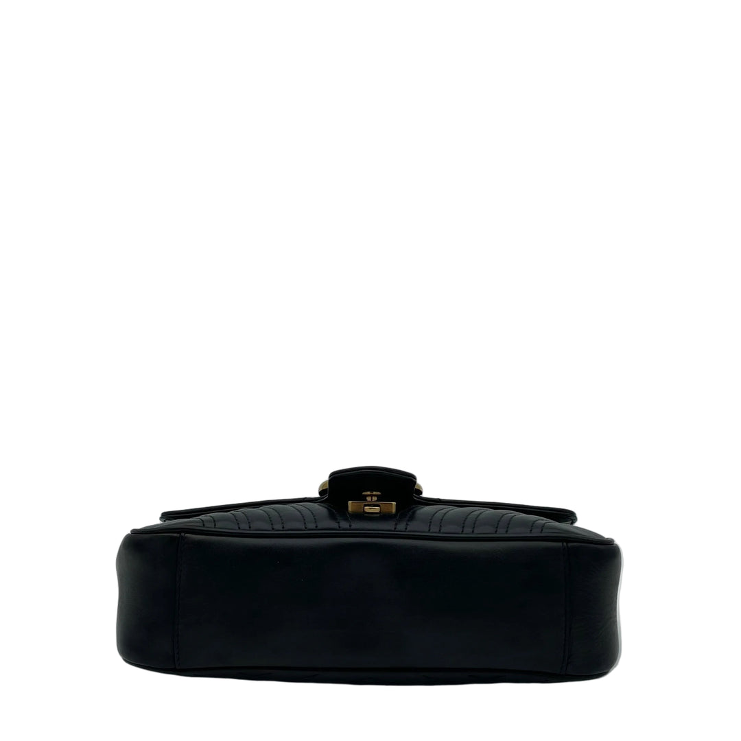 Gucci Tasche Marmont Medium Leder Schwarz mit GG Logoschließe Gold Kettenschultergurt