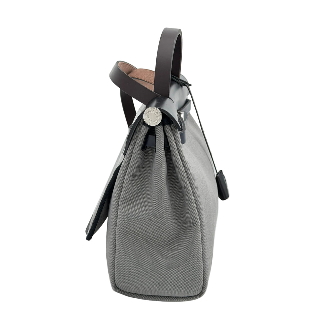 Hermes Herbag Zip 31 Canvas Grau Leder Dreifarbig Schwarz/Dunkelblau/Rotbraun
HW PLD 2024
