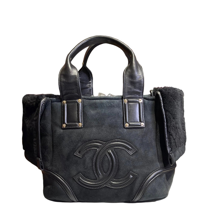 Chanel Handtasche Mouton
Lammfell / Wildleder Schwarz CC Logo
HW Gold ID =2005/2006