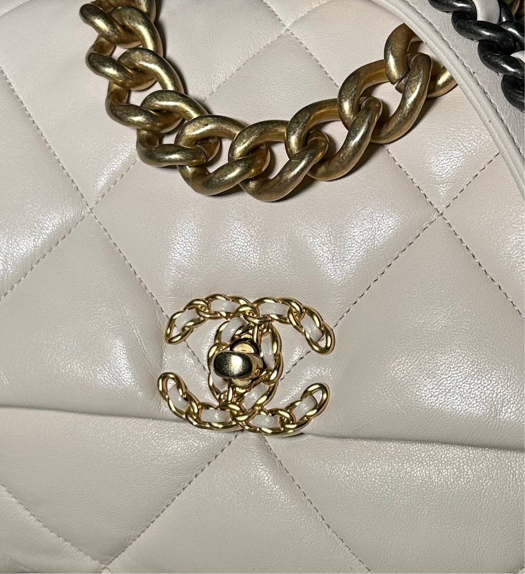 Chanel Tasche 19 Leder Beige Hardware Silber Gold