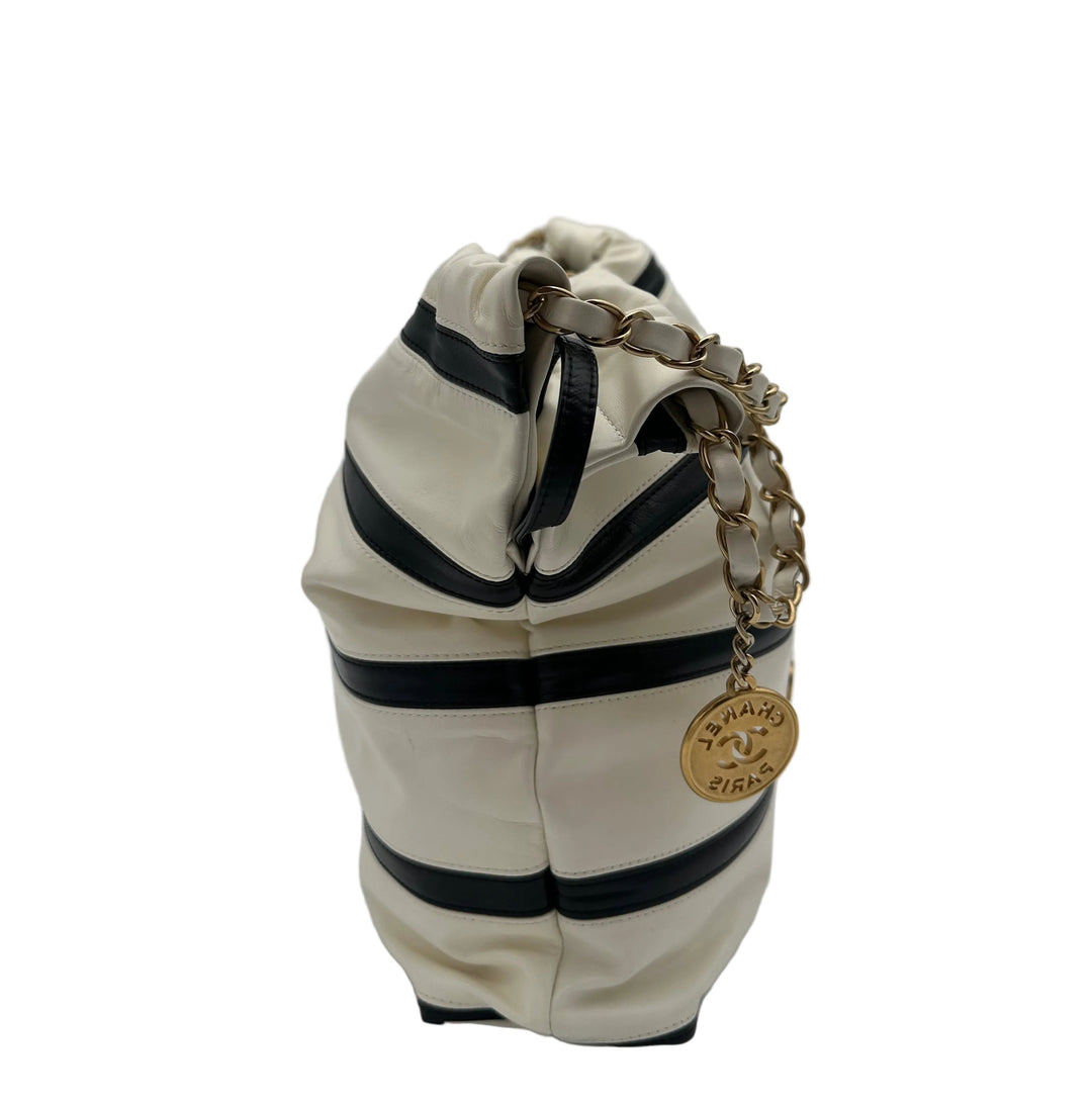 Chanel Tasche 22 Nappa Leder schwarz weiß Medium Hardware Gold