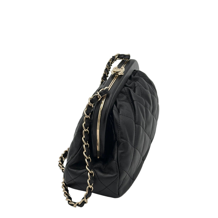 Chanel Tasche Clutch on Chain CC Kiss-lock Lammleder Schwarz gesteppt Hardware Eisgold