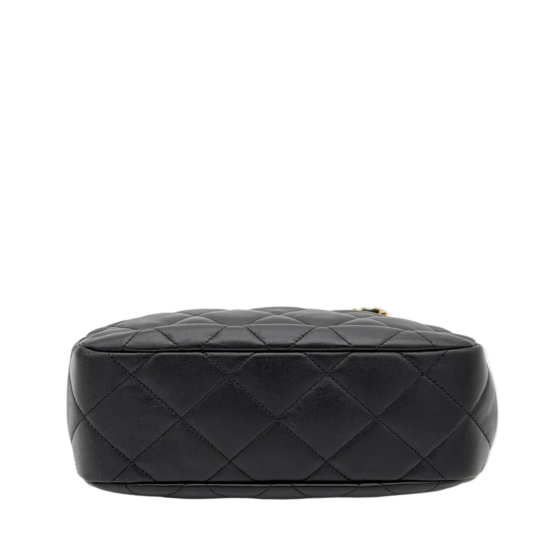 Chanel Tasche Clutch on Chain CC Kiss-lock Lammleder Schwarz gesteppt Hardware Eisgold