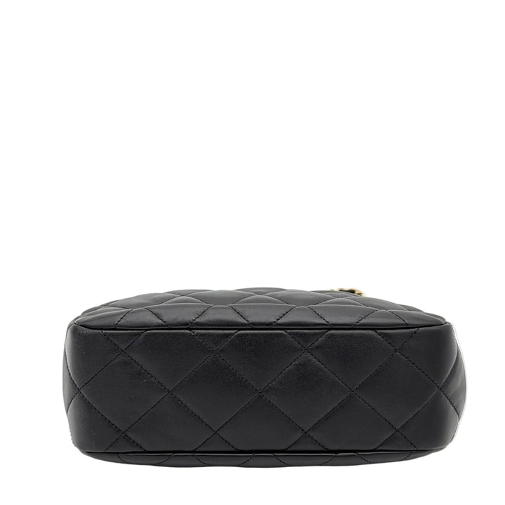 Chanel Tasche Clutch on Chain CC Kiss-lock Lammleder Schwarz gesteppt Hardware Eisgold