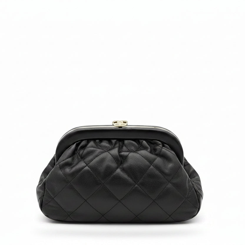 Chanel Tasche Clutch on Chain CC Kiss-lock Lammleder Schwarz gesteppt Hardware Eisgold