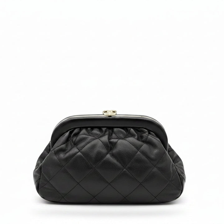 Chanel Tasche Clutch on Chain CC Kiss-lock Lammleder Schwarz gesteppt Hardware Eisgold