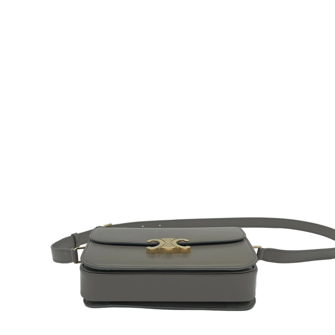 Celine Tasche Classic Triumph Nappa Leder Pebble Logo Gold mit Schultergurt