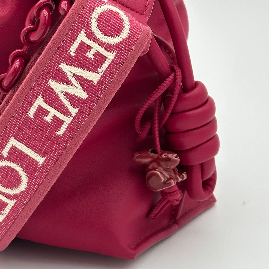 Loewe Tasche Crossbody Flamenco Crutch M Leder Ruby Red mit extra Schulterriemen Canvas Logo und Kettenriemen lackiert