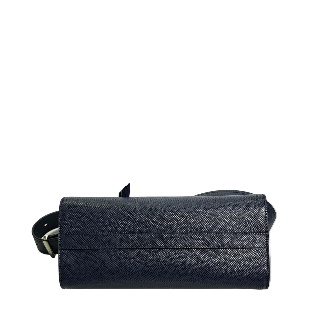 Prada Tasche 97 Crossbody Logo Leder Monochrome Saffiano Leder Naviblau Gelbe Details Hardware Silber