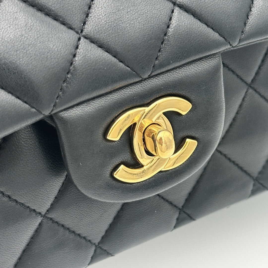 Chanel Timeless 11.12 Nappa Leder Schwarz Hardware Gold, CC-Logo Detail