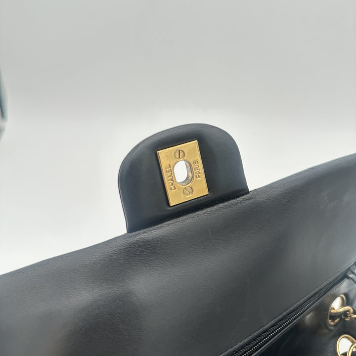 Chanel Timeless 11.12 Nappa Leder Schwarz Hardware Gold, Klappe Detail