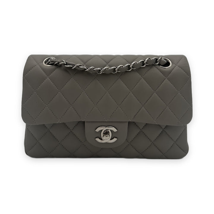 Chanel Timeless Classic Flap Leder Grau Hardware Silber, Vorderseite