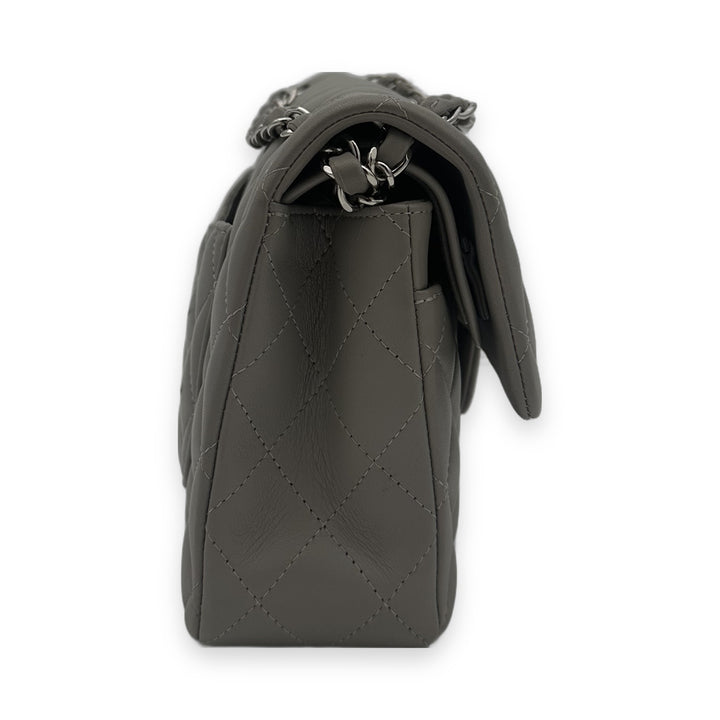 Chanel Timeless Classic Flap Leder Grau Hardware Silber, Seitenprofil
