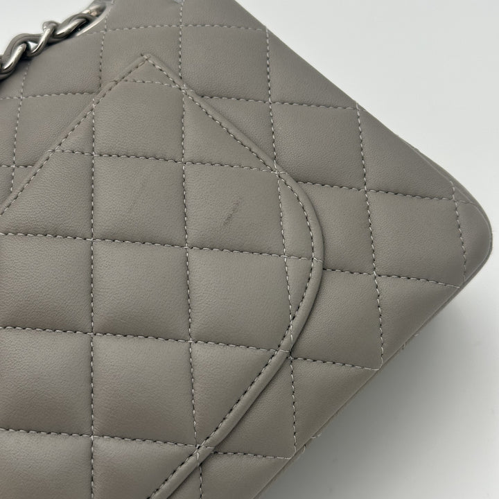 Chanel Timeless Classic Flap Leder Grau Hardware Silber, Steppung Detail
