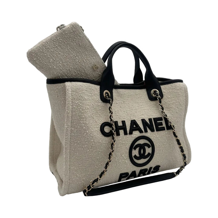 Chanel Deauville Tote Bag Canvas Creme Schwarz mit Pochette, Schrägansicht