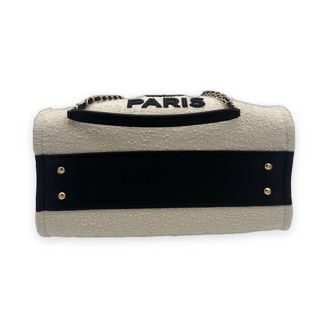 Chanel Deauville Tote Bag Canvas Creme Schwarz mit Pochette, Boden
