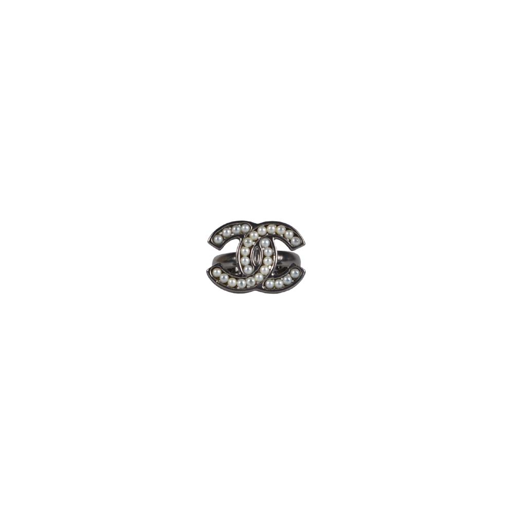 Chanel Ring CC Silber eloxiertmit Perlen weiss CC Logo